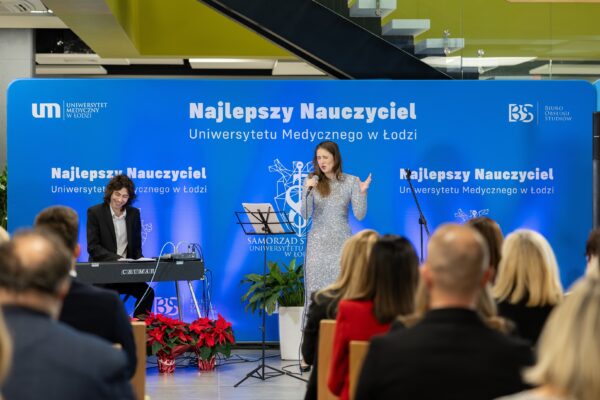 Zespół występujący podczas 12. Edycji Gali Najlepszy Nauczyciel. Mężczyzna gra na instrumencie, kobieta śpiewa