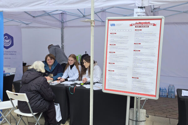 studenci i pracownicy UM na stoisku UM podczas Inauguracji XI Łódzkich Senioraliów