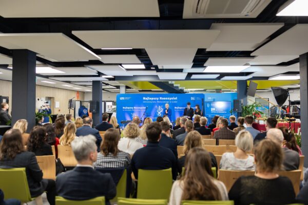 Przemówienie Pani Rektor oraz widownia 12. Edycji Gali Najlepszy Nauczyciel