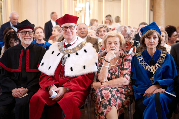 Cztery siedzące osoby, dwie kobiety i dwóch mężczyzn