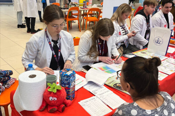 Udzielanie porad żywieniowych i analiza wyników bioimpedancji elektrycznej przez Członkinie SKN Dietetyki. 