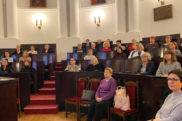 Aula akademicka wypełniona uczestniczkami spotkania