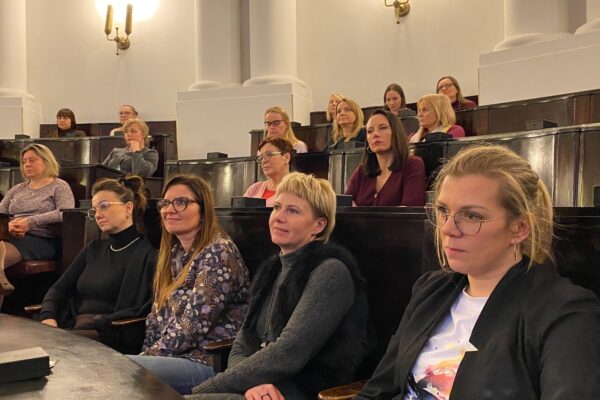 Aula akademicka wypełniona uczestniczkami spotkania