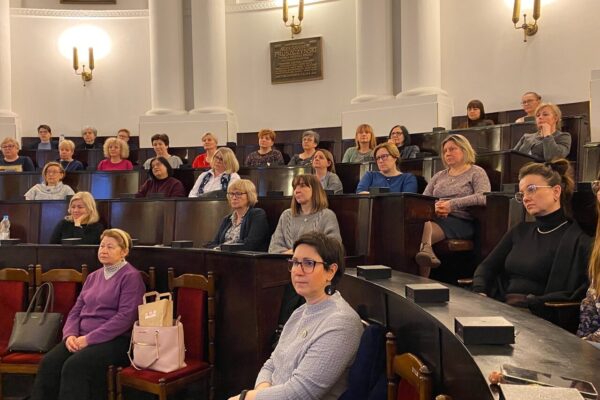 Aula akademicka wypełniona uczestniczkami spotkania