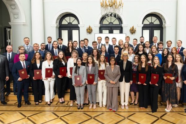 Wszyscy stypendyści w towarzystwie rektorów oraz Minister Zdrowia pozuje do grupowego zdjęcia