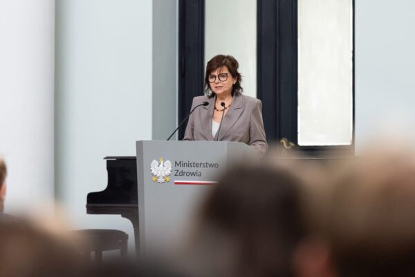 Minister Zdrowia przemawia zza mównicy