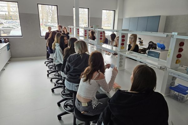 06e458e2-d7e4-415c-87d4-c54120ba8c0d