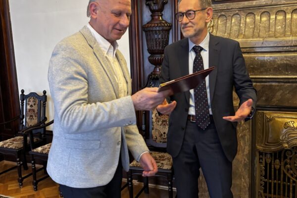 70e27eed-99c6-4d01-853f-f2f27bfe5b85