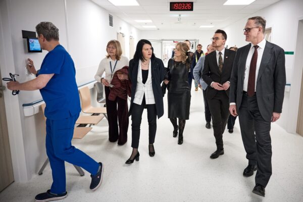 Grupa osób na korytarzu szpitalnym