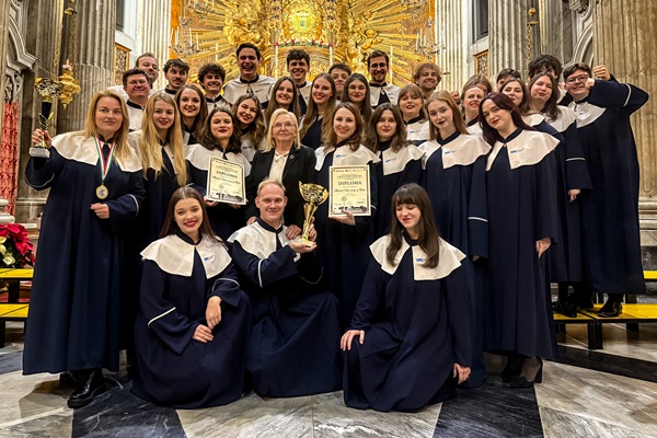 Podwójne złoto dla Chóru Uniwersytetu Medycznego w Łodzi na międzynarodowym konkursie w Rzymie!