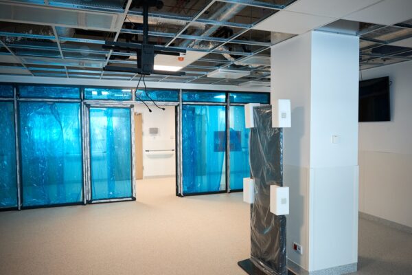 sala szpitalna z zafoliowanymi oknami