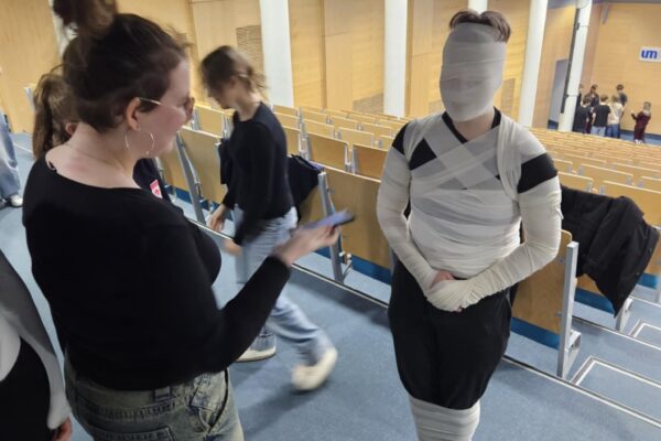 licealiści na warsztatach z desmurgii