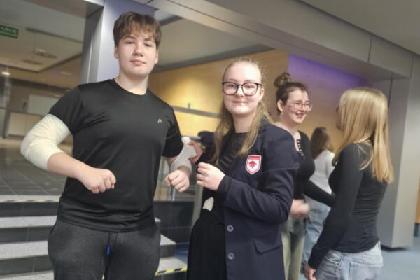 licealiści na warsztatach z desmurgii