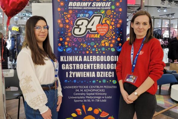 Dwie kobiety przy banerze Kliniki Alergologii, Gastroenterologii UMED.