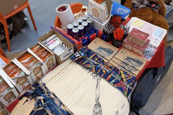 Stół z gadżetami Uniwersytetu Medycznego w Łodzi