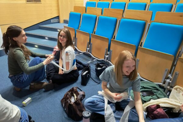 licealiści w czasie warsztatów z desmurgii