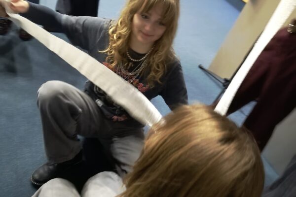 licealiści w czasie warsztatów z desmurgii