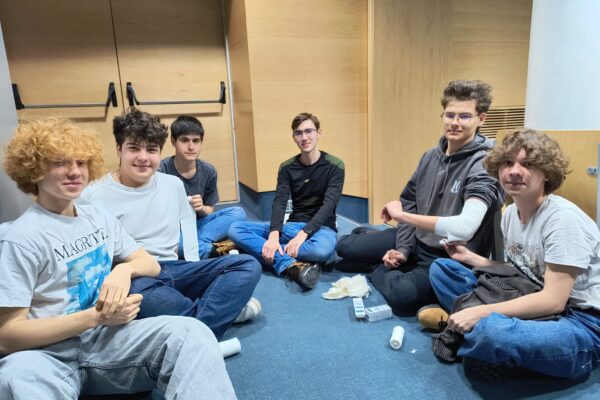 licealiści w czasie warsztatów z desmurgii