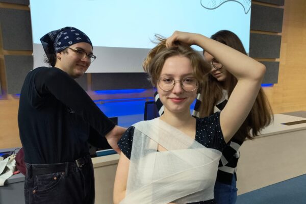 licealiści w czasie warsztatów z desmurgii