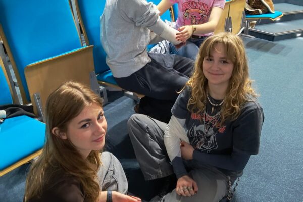 licealiści w czasie warsztatów z desmurgii