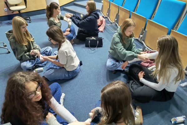 licealiści w czasie warsztatów z desmurgii