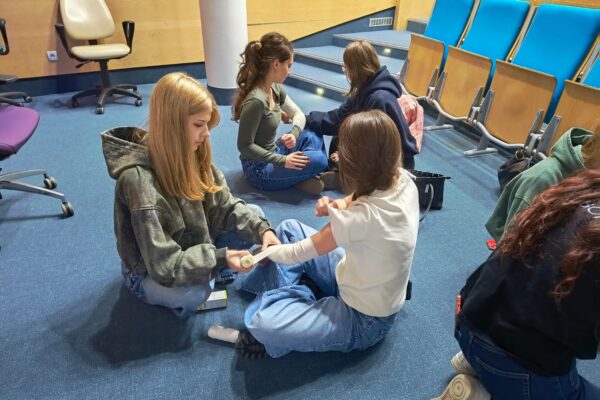 licealiści w czasie warsztatów z desmurgii