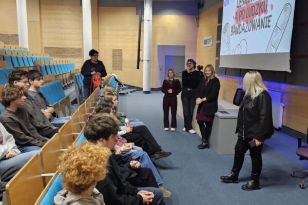 Powitanie uczniów przez organizatorów, którzy przyszli na zajęcia z desmurgii