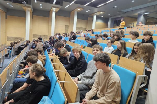 uczniowie w trakcie wykładu "Nauka ponad Podziałami"