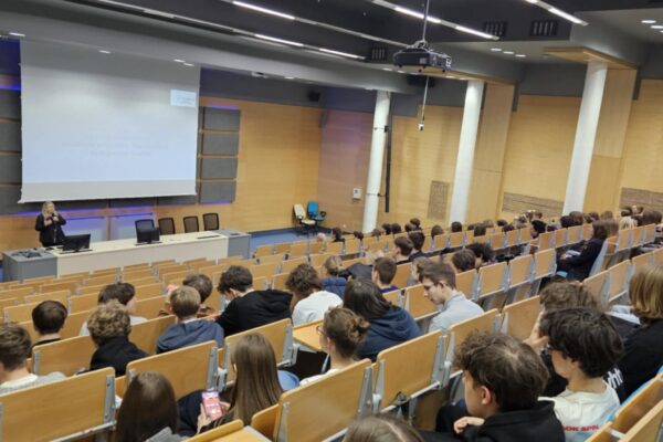 uczniowie w trakcie wykładu "Nauka ponad Podziałami"